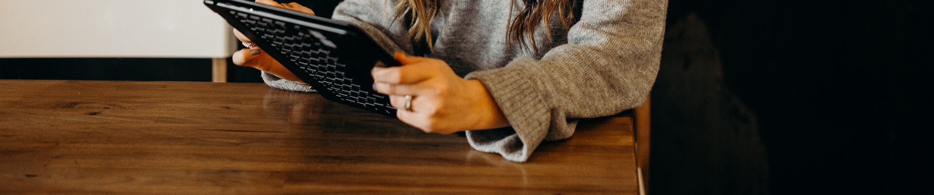 femme tient une tablette dans les mains